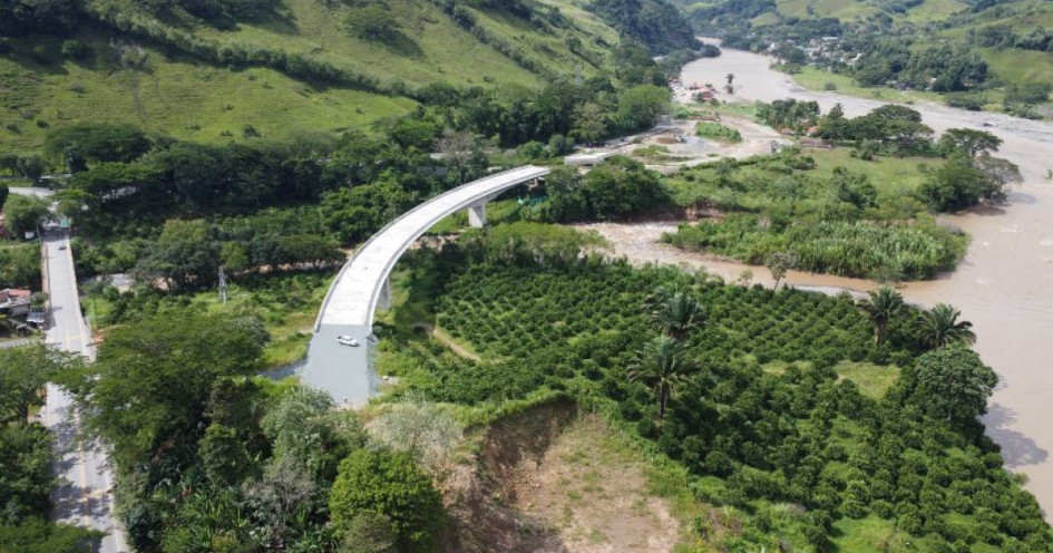 El Eje, más allá del café: tecnología, cacao, vehículos, juguetes y turismo repuntan como potencias de la región y el país. Estas son las sorprendentes cifras. En la foto, la intersección El Palo, en la entrada a Supía (Caldas).