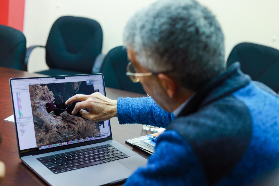 Fotografía del 4 de septiembre deL 2025 del científico Xavier Lazzaro hablando durante una entrevista con EFE en La Paz (Bolivia). La contaminación en el lago Titicaca ha avanzado a tal punto que en sus zonas menos profundas la pesca es casi inexistente.