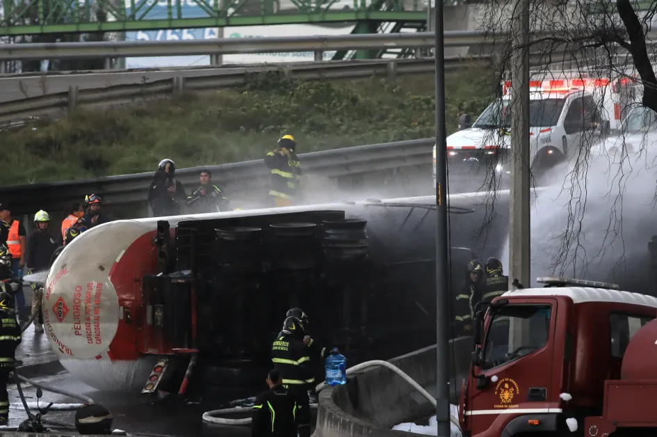 La explosión ocurrió por el volcamiento de un camión con una pipa con capacidad para casi 50 mil litros de gas.