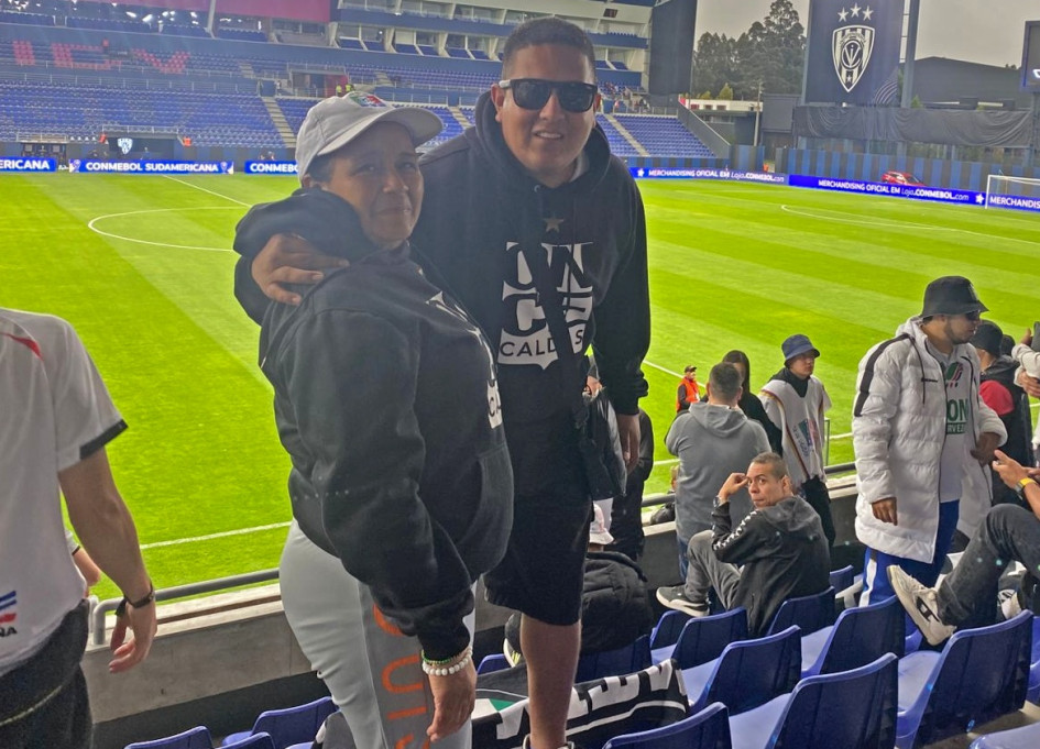 Gloria Inés Osorio y Brayan Restrepo, madre e hijo, en el estadio Banco Guayaquil, de Quito (Ecuador), viendo al Once Caldas jugar. Cumplieron un sueño.