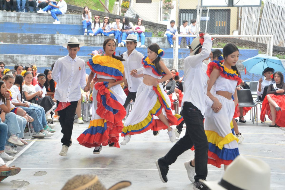 Estudiantes del Instituto Chipre celebran los espacios de esparcimiento cultural.