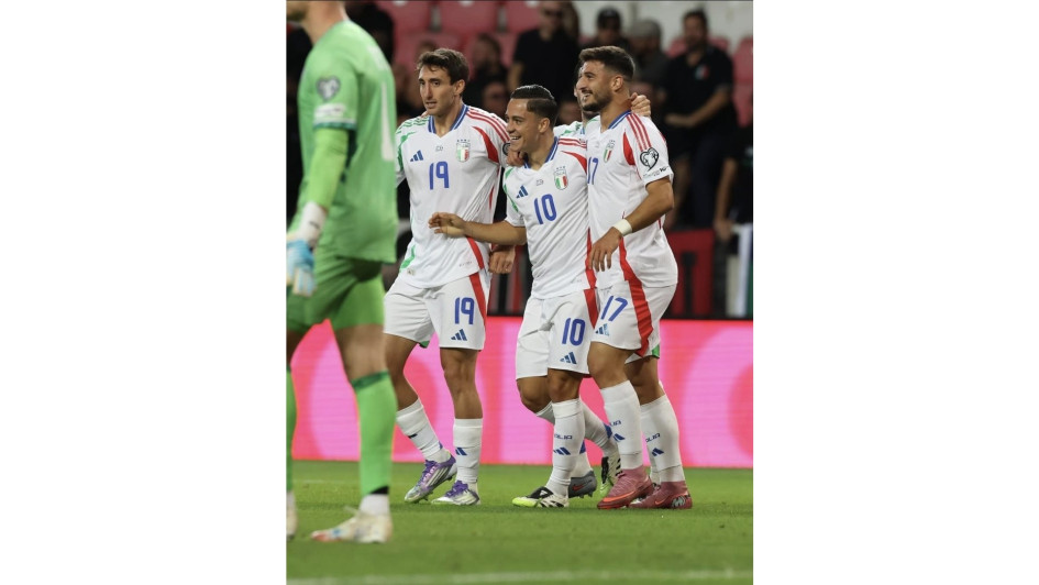 Italia consiguió este lunes mantener vivas sus opciones de acudir al Mundial 2026 con una victoria agónica ante Israel (4-5) que volvió a dejar en evidencia las carencias de un equipo muy limitado.