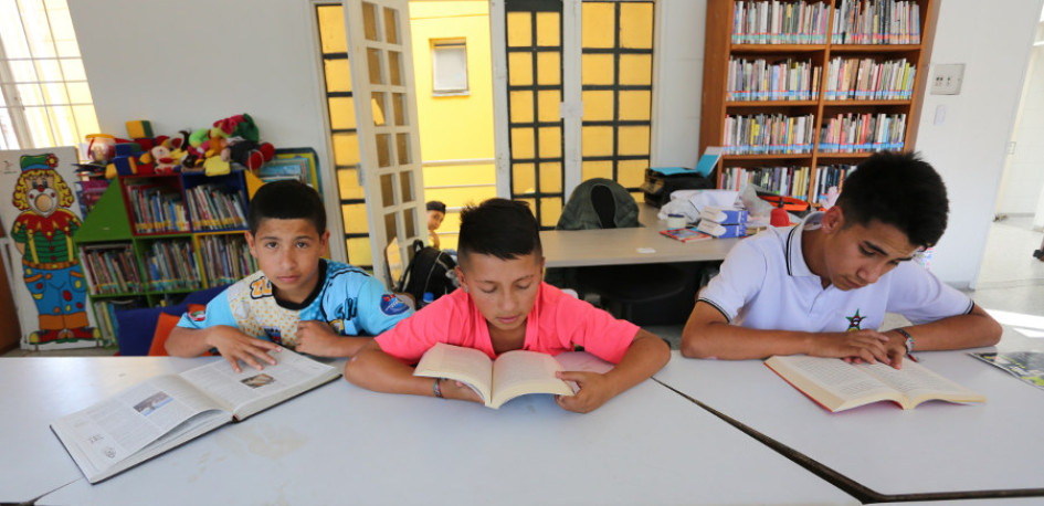Ángel Fabián Ramírez, Sebastián Correa y Cristian Gallego, beneficiarios de la Fundación Aprende Leyendo de el barrio El Carmen.