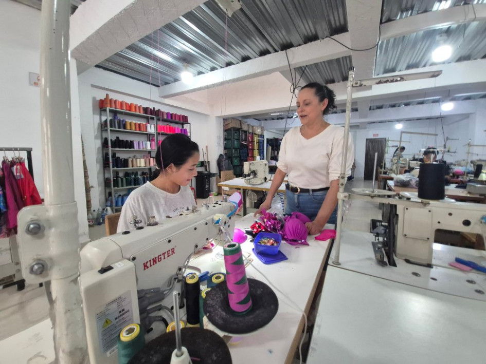 Janeth Trejos, una de las dueñas de la empresa con Nathaly, una de sus trabajadoras.