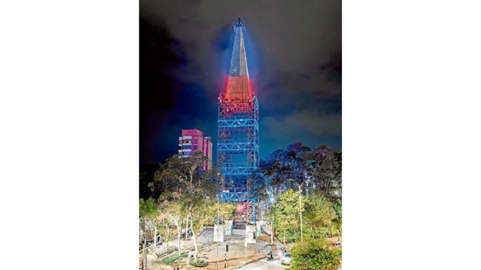 La torre de El Cable, en Manizales, se iluminó el pasado jueves con los colores de la bandera de Chile.
