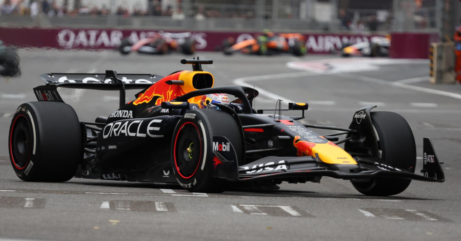 El piloto de Red Bull Racing Max Verstappen, de los Países Bajos, compite en el Gran Premio de Fórmula 1 de Azerbaiyán celebrado en el Circuito de la ciudad de Bakú, Azerbaiyán, este 21 de septiembre del 2025.