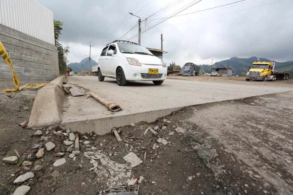 En el tramo de Ternium hay pavimentaciones solo en un carril. En otros siguen las dos calzadas sin pavimentar.