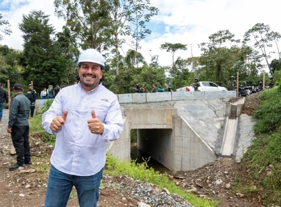 El gobernador de Risaralda, Juan Diego Patiño, entregó las obras que aseguran la movilidad de Quinchía tras emergencias por lluvias.