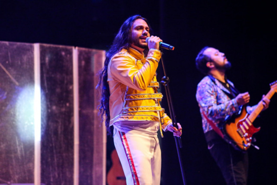 David Camilo Solano, en la voz de 'Llena tu cabeza de rock' y caracterizado como Freddie Mercury.
