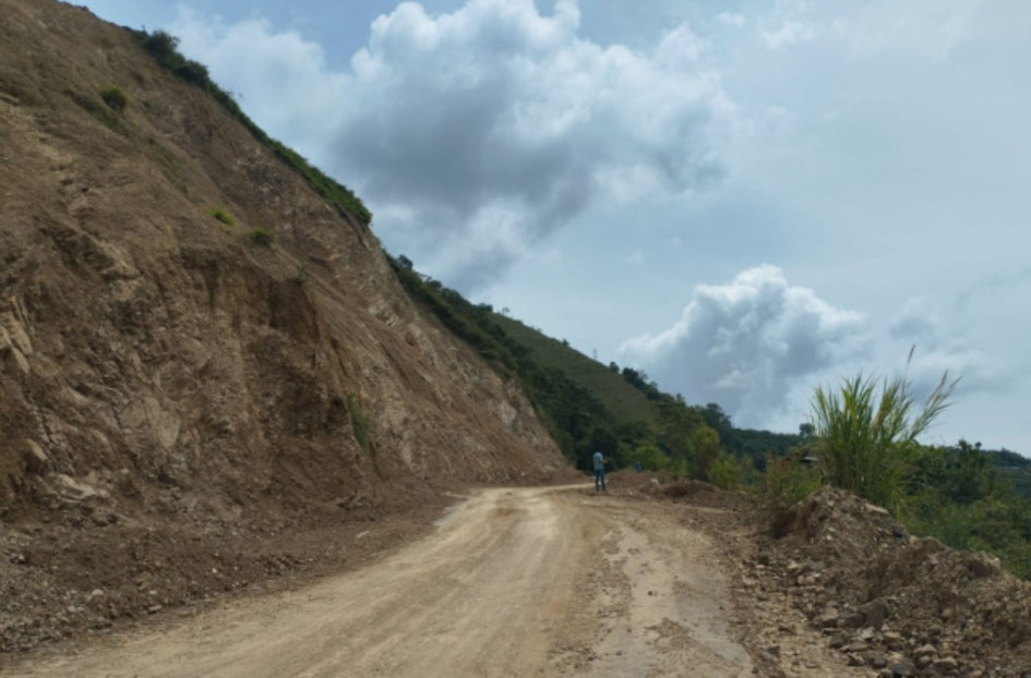 Desde Promueve Más se advierten desafíos técnicos, logísticos, climáticos, por ello se busca el mayor avance de obra en temporada seca. En la foto las dificultades en la vía al Norte de Caldas.