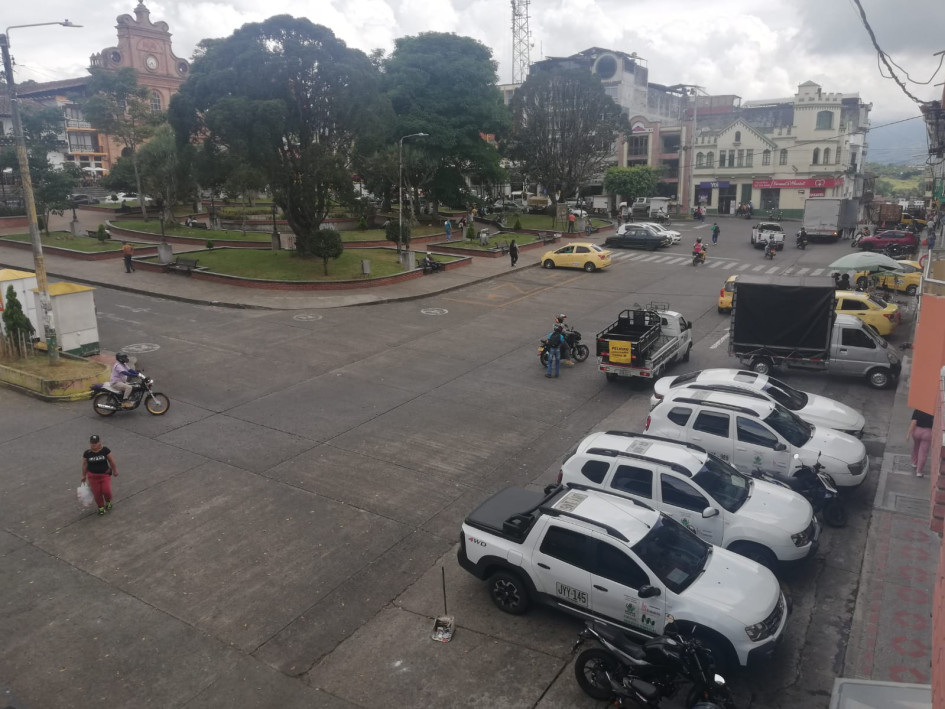 Plaza de San Sebastián. Peligro para los peatones que pasan del andén al parque.