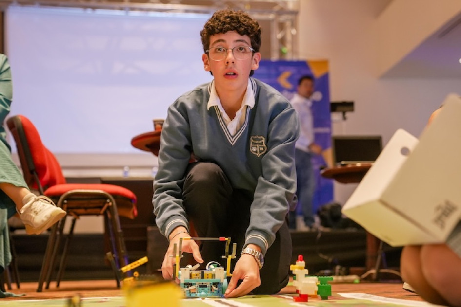 Los jóvenes fomentan la innovación y el pensamiento científico a través de proyectos de robótica.