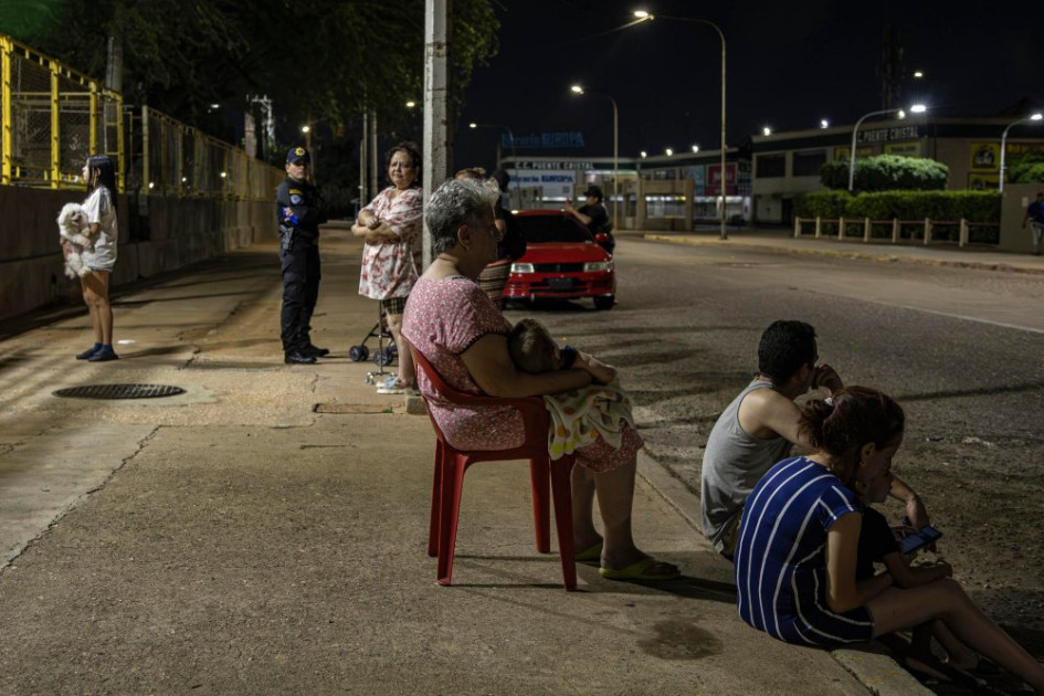 Personas durante los sismos de la semana anterior esperando poder ingresar a sus viviendas en Maracaibo (Venezuela). 