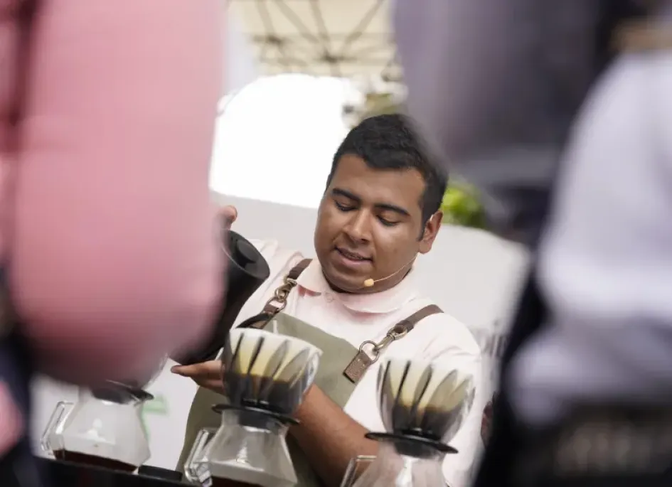 Sebastián Martínez: el barista de 20 años que llevará el café colombiano al Mundial en Bélgica