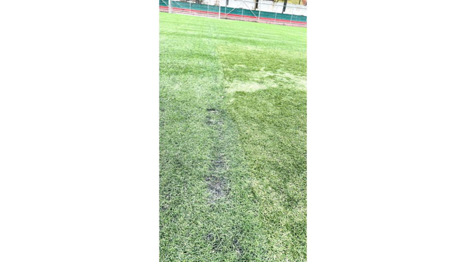 Estos son algunos de los baches que se ven en el tapete de la cancha auxiliar.