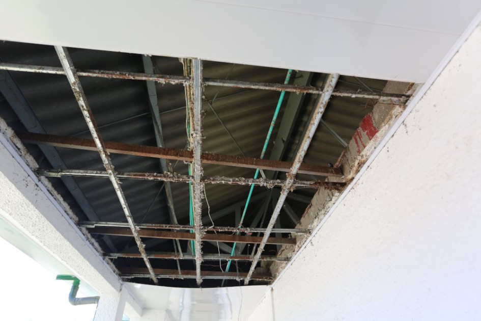 Este es el pedazo del techo que se cayó la semana anterior en la Institución.