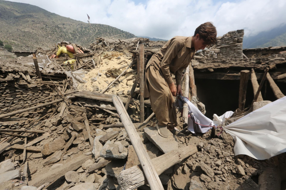 La gente rescata sus pertenencias de los escombros después de un terremoto en Afganistán.