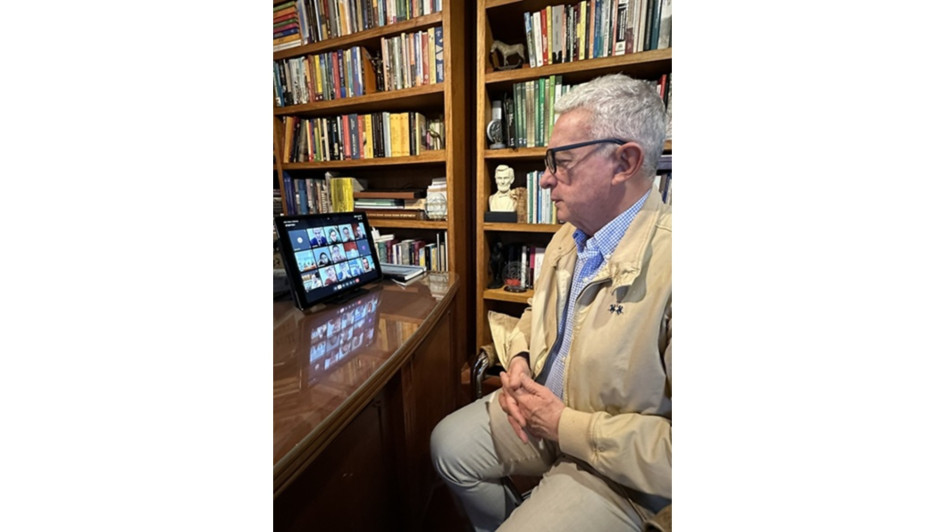 Álvaro Uribe continúa participando activamente en la vida política colombiana.