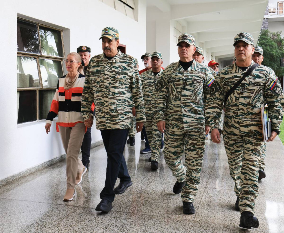 El presidente de Venezuela, Nicolás Maduro, caminando junto al ministro del Poder Popular para la Defensa de Venezuela, Vladimir Padrino López, durante un acto de activación de las Unidades Comunales Milicianas. 