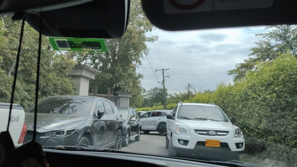 Así se ve el mal parqueo en este sector de Santágueda.