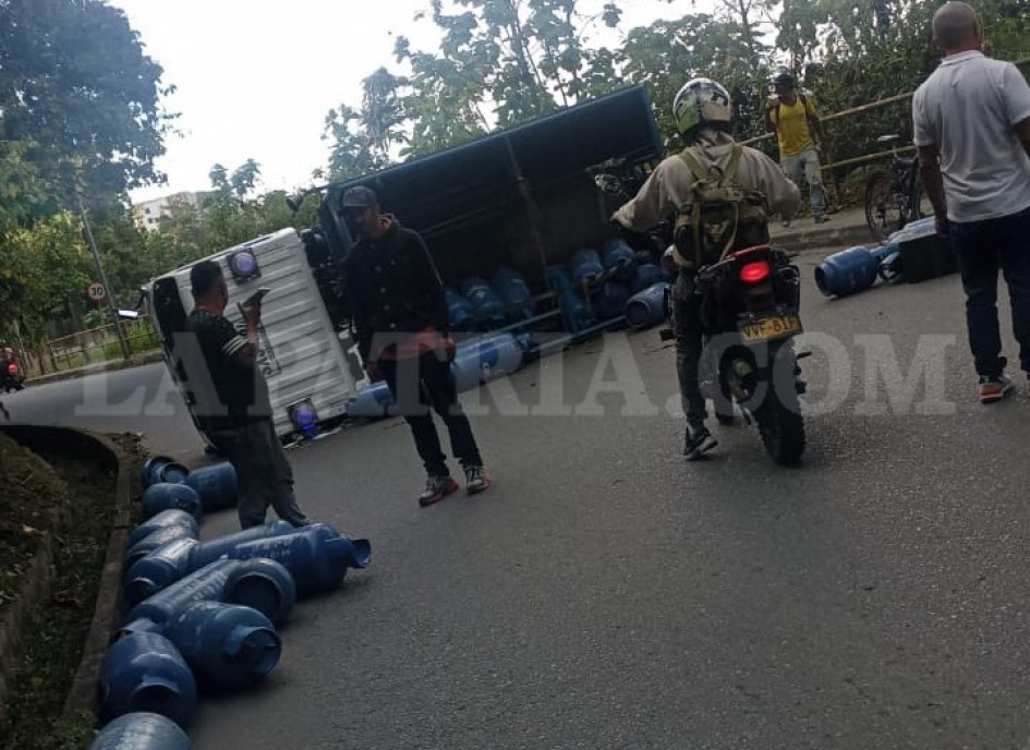 El conductor del camión presentó lesiones leves en un brazo.