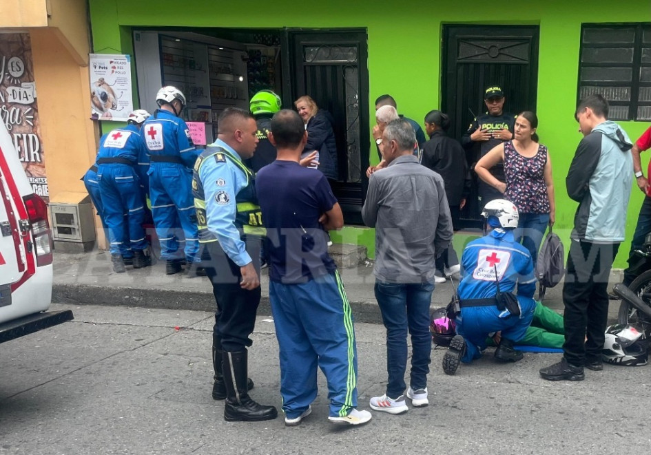 En el accidente entre una moto y un peatón, en el barrio Solferino, dos personas sufrieron lesiones.