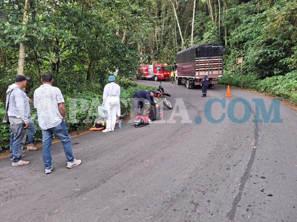 Integrantes del Cuerpo de Bomberos socorrieron al afectado y lo trasladaron en ambulancia del hospital San Rafael.