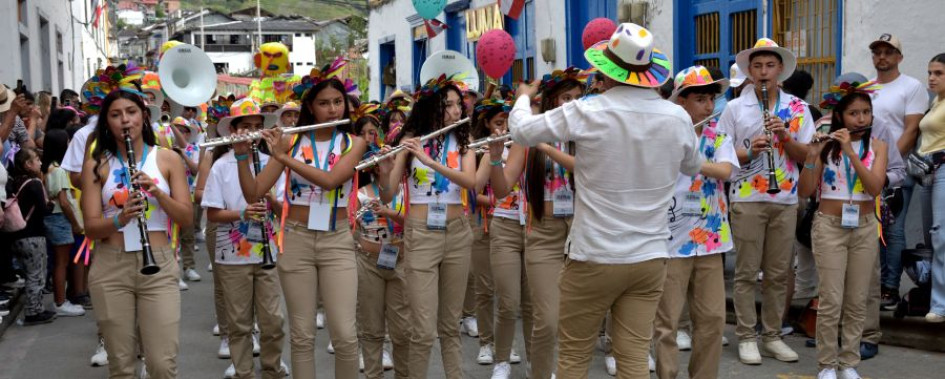 Los músicos de la Institución Educativa Neira durante el desfile que se realizó en Salamina.  