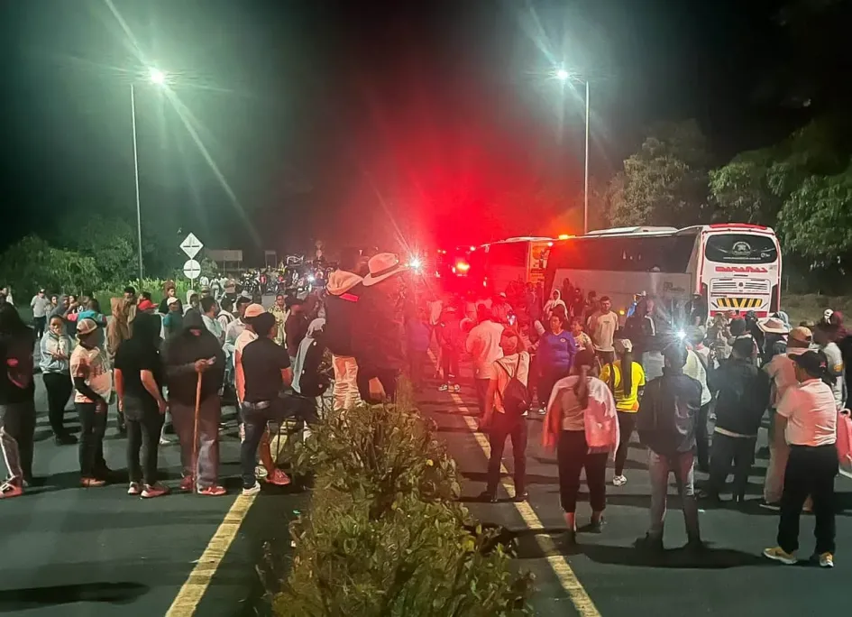 Campesinos y líderes indígenas se concentraron en el peaje de Circasia para exigir titulación de tierras y protección del agua, en protesta pacífica.