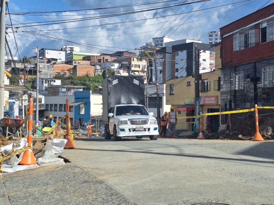 Dos vendedores explican cómo conviven con las obras del bulevar de San Jorge, en Manizales. La Alcaldía planea un sendero comercial. La construcción tiene un avance programado del 35,61%, pero su ejecución va en 9,79%.