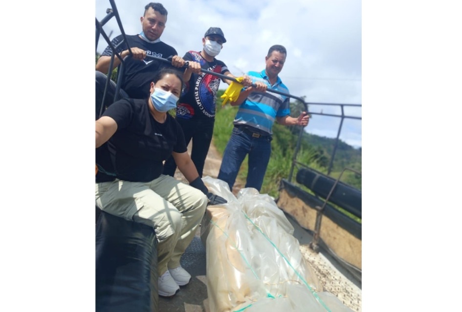 En Chinchiná, una familia lleva seis días con el cadáver de un allegado sin poder darle sepultura, la funeraria les exige un certificado de defunción para poder atender el cadáver. Ante la demora, ellos mismos trasladaron el cuerpo a Medicina Legal. Se espera que en el transcurso del día el fallecido reciba sepultura.