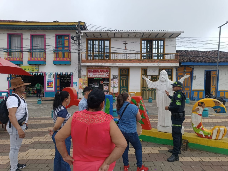 La Policía de Turismo en el municipio de Belalcázar (Caldas) desarrolló con éxito un programa de stand de información turística para turistas y locales