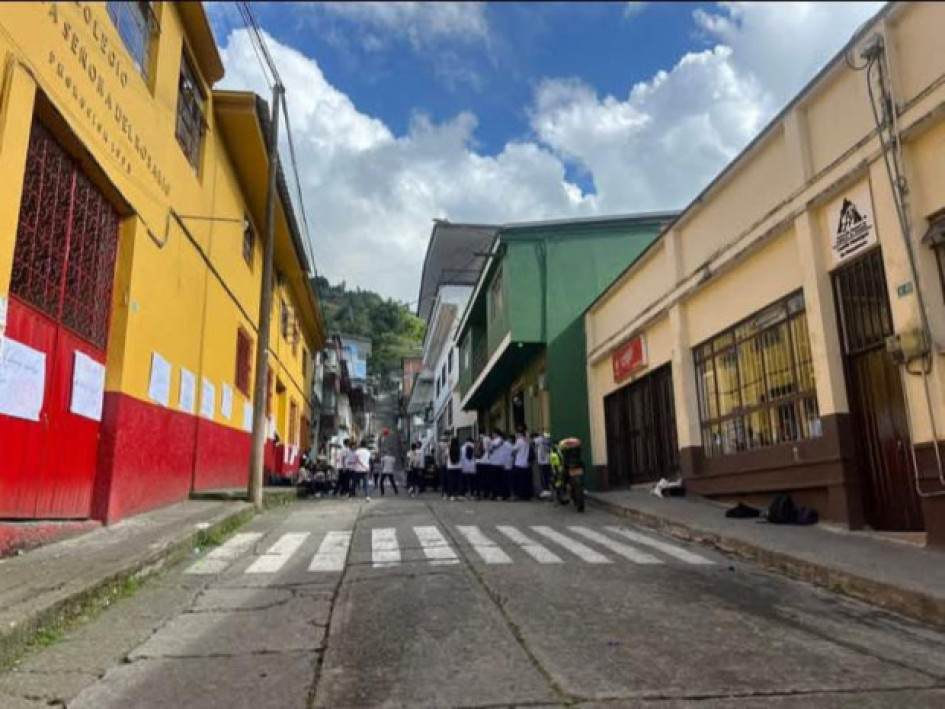 Foto I Cortesía para LA PATRIA  El paro en la Institución Educativa Nuestra Señora del Rosario, de Manzanares, comenzó el lunes y terminó el martes, luego de que la comunidad expuso 21 compromisos.