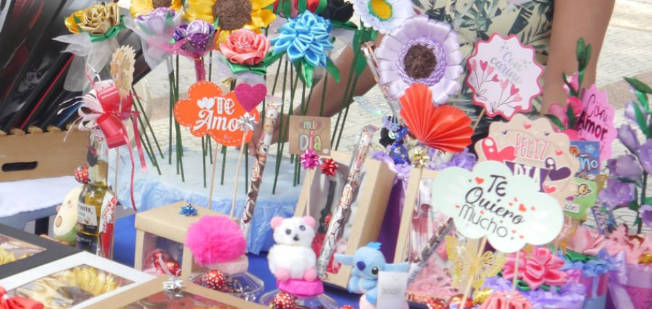La celebración del Amor y la Amistad se vive con entusiasmo y con ventas. Comerciantes formales e informales instalan sus carpas en el Parque de Bolívar durante dos días para exhibir flores, chocolates, peluches y otros detalles que atraen a los compradores.