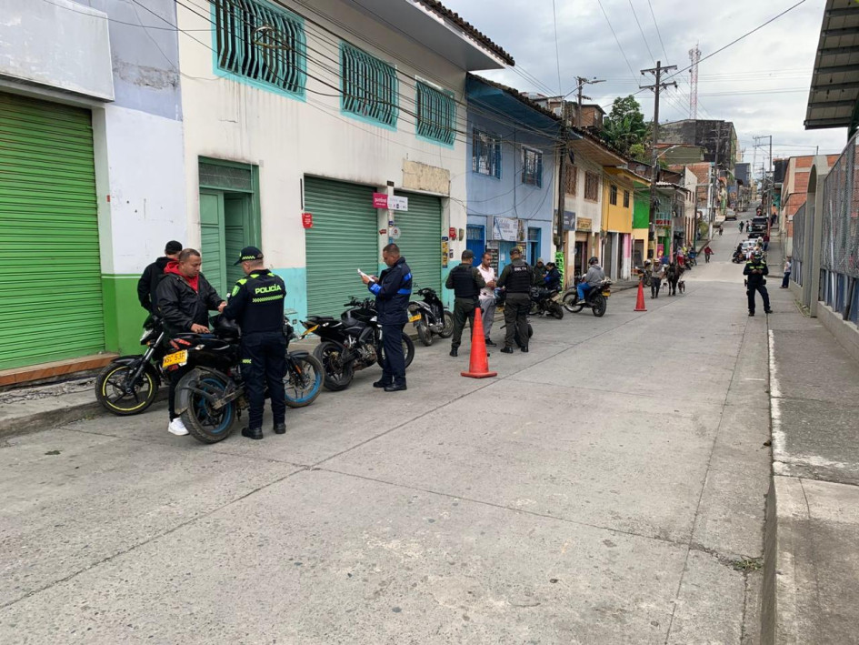 Las autoridades aseguran que los controles se hacen, pero la ciudadanía aprovecha grupos de WhatsApp para advertir a los infractores y para citar a piques.