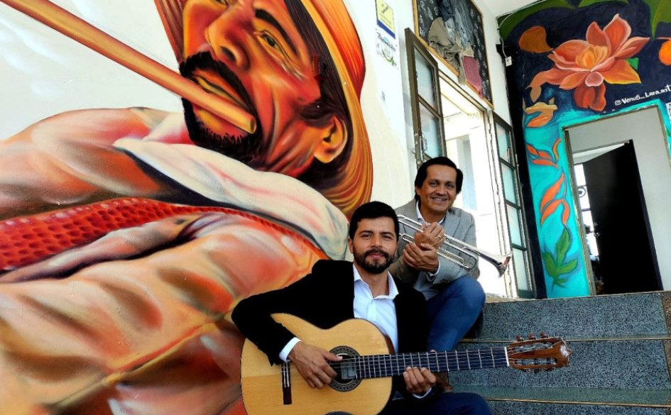 Juan Carlos Valencia Ramos (trompetista) y José Leonardo Echeverri (guitarra) conforman el proyecto Cuerdas y Cuerdos. 