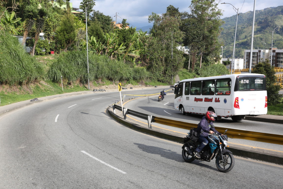 La vía de descenso a la carretera Panamericana es de alto flujo vehicular, donde se evidencia el exceso de velocidad.