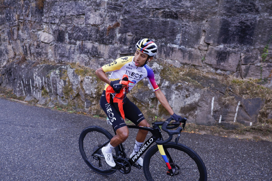 El ciclista colombiano Egan Bernal (c), del INEOS Grenadiers, se proclama vencedor de la etapa 16 de la Vuelta Ciclista a España que se disputa este martes entre Poio y Mos-Castro de Herville (Pontevedra), de 167.9 km de recorrido.