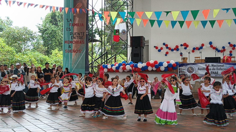 Fotos Cortesía para LA PATRIA  Mucho talento estudiantil. El colegio de La Camelia (antes ENAE) pasó una jornada emotiva con la celebración del Día de la Familia. 