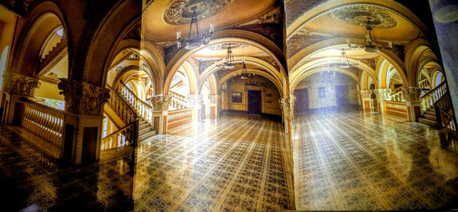 Los pasillos, los salones, sus columnas y sus escaleras fueron fotografiadas. La luz jugó un papel primordial para intensificar los colores.