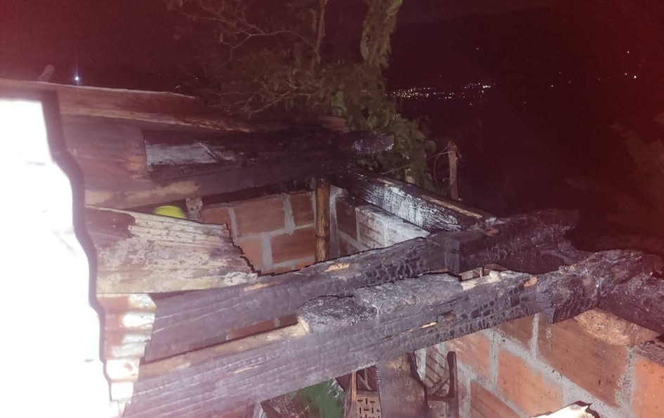 Habitantes de la casa y sus vecinos debieron enfrentar las llamas, mientras los socorristas sorteban la dificultad de la vía.