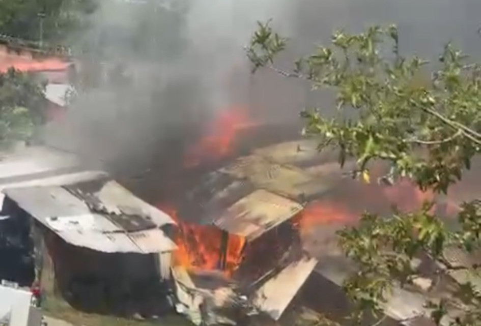 En el barrio Siglo XX de Mistrató (Risaralda) tres familias perdieron sus casas en un voraz incendio. 