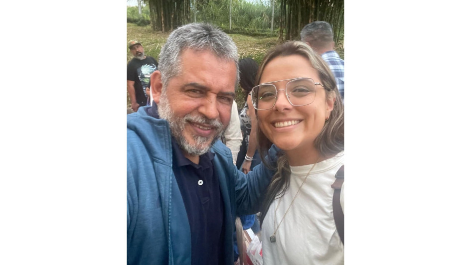  Juliana Gañán Sánchez con el escritor Mario Mendoza  en la Feria del Libro de Pereira del 2024.