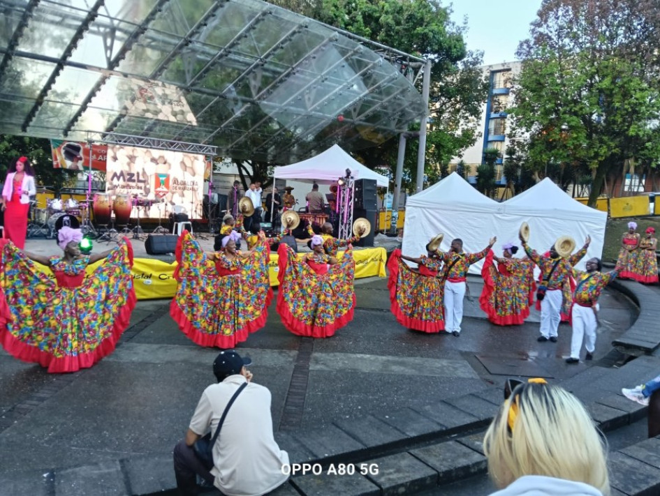 Muestras artísticas en la celebración de la Afrocolombianidad en el parque Ernesto Gutiérrez de Manizales. 