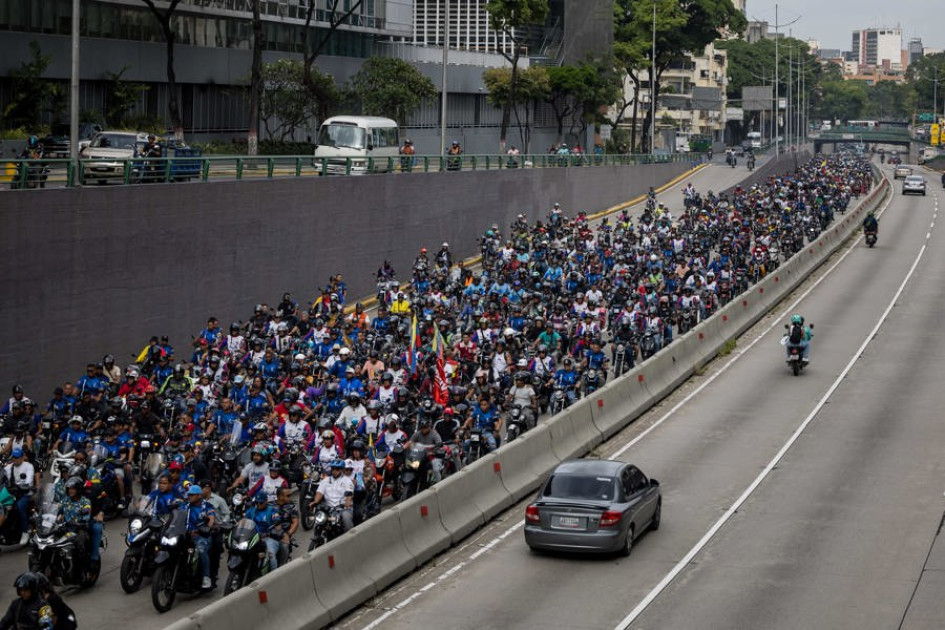 Miles de motoristas simpatizantes del chavismo rodaron por calles de Caracas en respaldo al presidente venezolano, Nicolás Maduro, y en contra de las que señalaron como “amenazas” de Estados Unidos.
