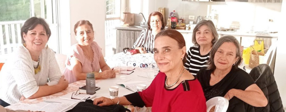 Cristina Botero Calderón, María Elena Jiménez Gómez, Martha Lucía Londoño Carvajal, Beatriz Elena Santander Mejía, Luz Adriana Suárez González y Olga Lucía Jaramillo Ochoa (Galu), son las mujeres autoras de este libro. 