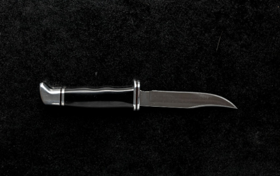 Primer plano de una navaja de bolsillo con mango negro