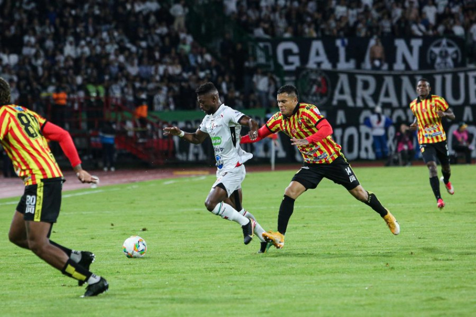 Juan David Cuesta, del Once Caldas, disputa el balón.