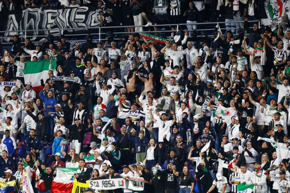 Aficionados de Once Caldas celebran este miércoles, al finalizar un partido por los cuartos de final de la Copa Sudamericana entre Independiente del Valle y Once Caldas en el estadio Banco Guayaquil en Quito (Ecuador).