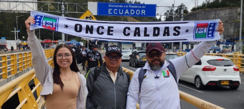  Los hinchas del blanco blanco posan con algunos elementos alusivos al equipo al ingreso a Ecuador.